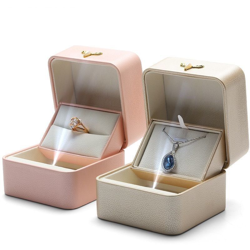 End Creativo Lampada a luce a LED Anello di fidanzamento Scatola di visualizzazione Anello singolo Pendente Gioielleria Scatola regalo Scatola di cuoio PU