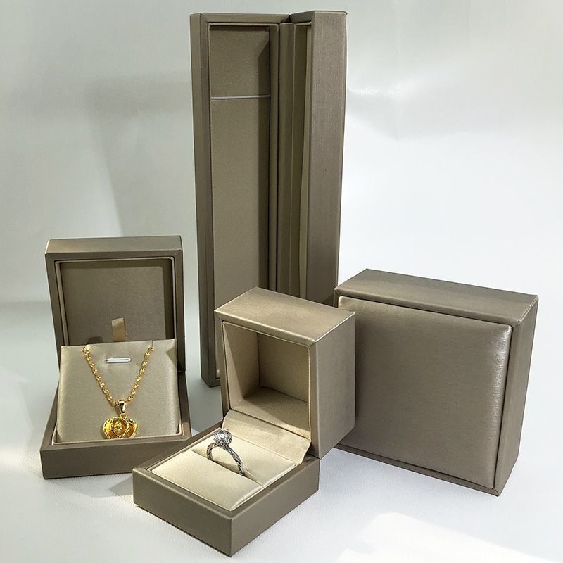 Scatole di presentazione di regali in pelle in PU in cartone d'avorio Eco-friendly per anello gioielli orologio portafoglio