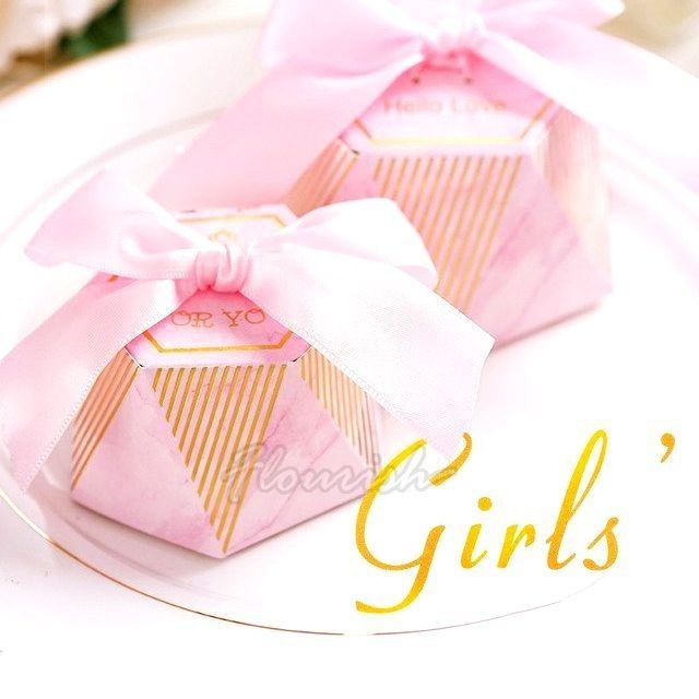 Cartone regalo personalizzato in carta rosa con timbro a caldo