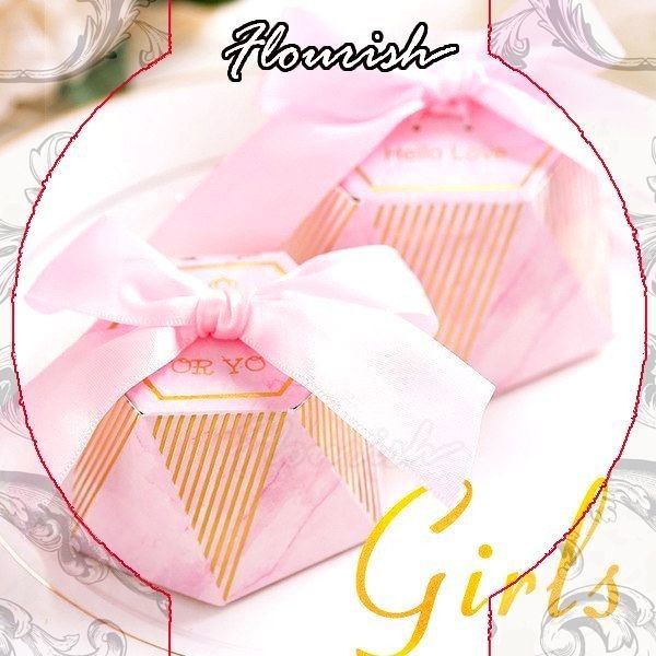 Cartone regalo personalizzato in carta rosa con timbro a caldo
