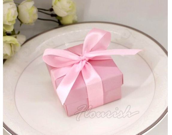 Cartone regalo personalizzato in carta rosa con timbro a caldo