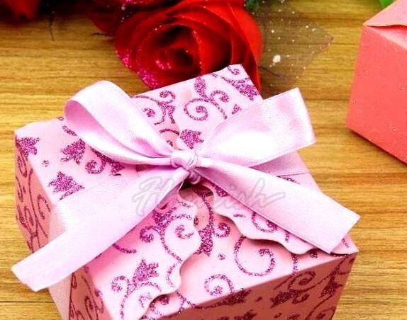 Cartone regalo personalizzato in carta rosa con timbro a caldo