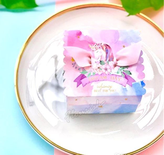Cartone regalo personalizzato in carta rosa con timbro a caldo