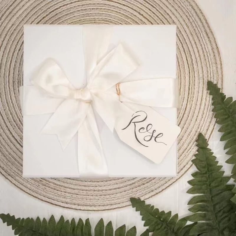 Scatola regalo in cartone bianco a chiusura magnetica personalizzata per il giorno della mamma San Valentino