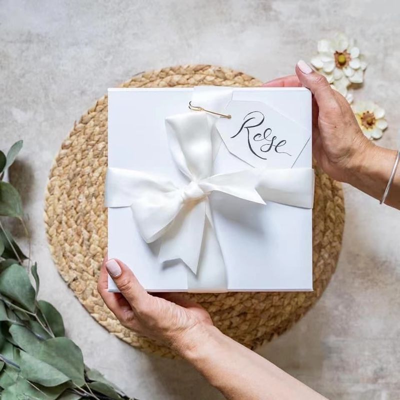 Scatola regalo in cartone bianco a chiusura magnetica personalizzata per il giorno della mamma San Valentino