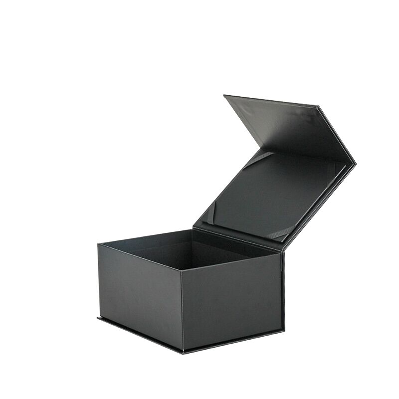 Scatole regalo in cartoncino con chiusura a nastro e finiture speciali: stampa a caldo, verniciatura UV a spot, goffratura e debossing per l'aspetto